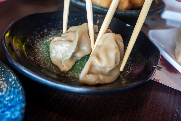 在中国餐馆里分享日式饺子图片下载