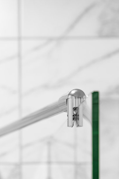 玻璃门铰链，封闭的铰链配件的透明隔板。图片下载