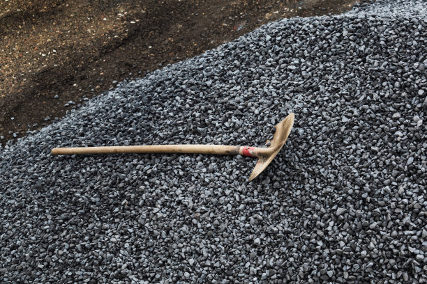 用于外部景观美化工作、道路和停车场的砾石堆图片下载