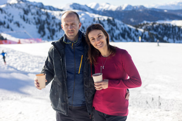 孩子和大人，快乐的一家人穿着冬装在滑雪场度假，滑雪，过冬图片下载