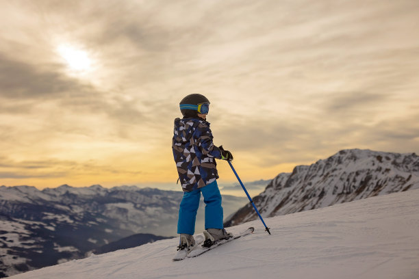 孩子和大人，快乐的一家人穿着冬装在滑雪场度假，滑雪，过冬图片下载