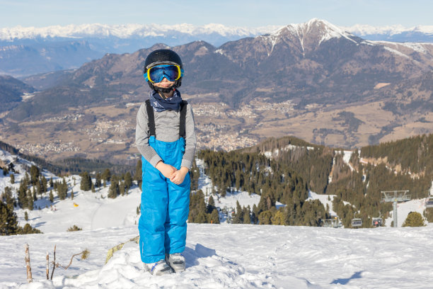 孩子和大人，快乐的一家人穿着冬装在滑雪场度假，滑雪，过冬图片下载