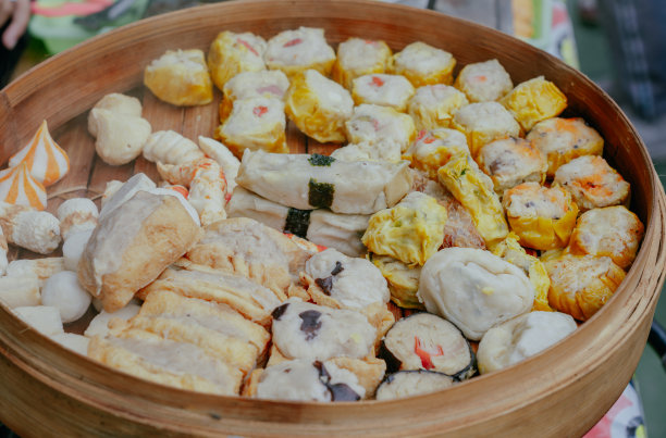 竹篮中式点心。点心是一种种类繁多的小菜，广东人传统上在餐馆里享用早餐和午餐。图片下载