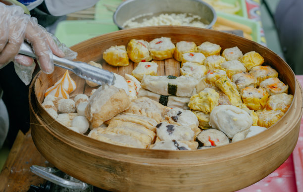 竹篮中式点心。点心是一种种类繁多的小菜，广东人传统上在餐馆里享用早餐和午餐。图片下载