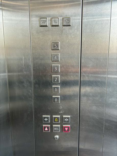 银色电梯上有许多按钮图片下载