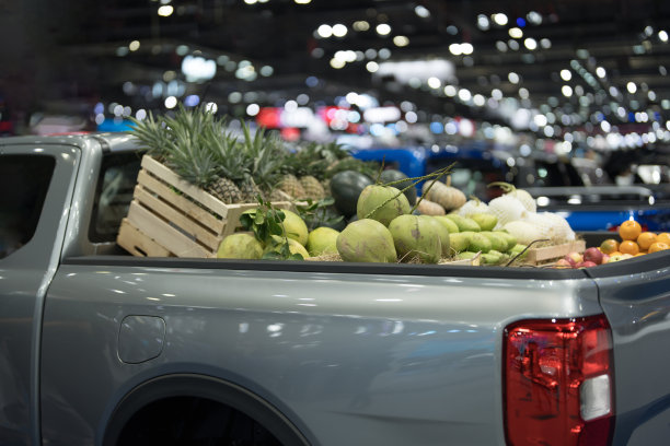 市场摊位上展出的新鲜农产品图片下载