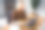 统计分析的成年专家女性照片在办公室里用笔记本电脑计算年利润图片下载