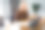 照片的专业经纪人商业妇女审查财务报告和文书工作与销售图表在办公室内的背景图片下载