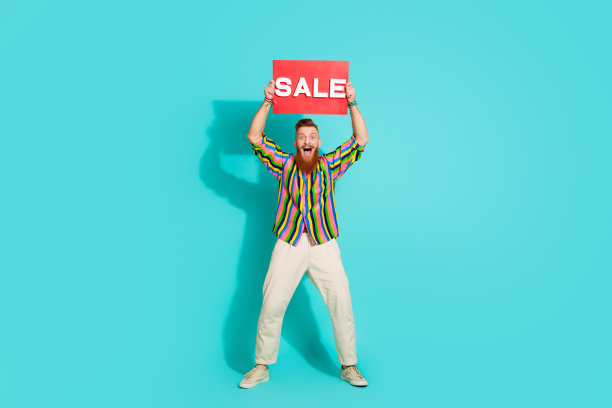 疯狂尖叫的红头发男子手持巨大的黑色星期五销售标牌的全身照片，广告被隔离在海蓝宝石的背景上图片下载