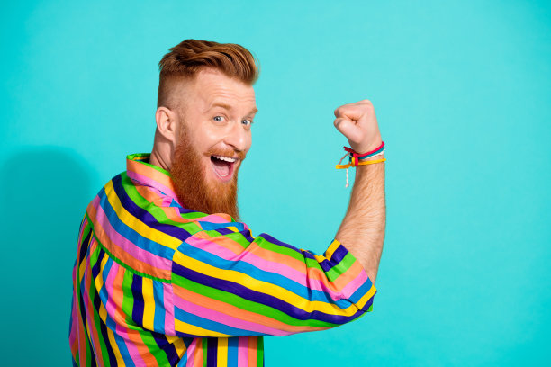 照片中强壮的男人举起拳头，专业销售经理赢得同事之间最好的结果孤立的青色背景图片下载