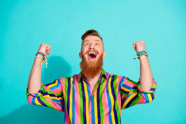 疯狂的商人举起双手，手拿手工手镯，在青色背景下赢得美国绿卡的照片图片下载