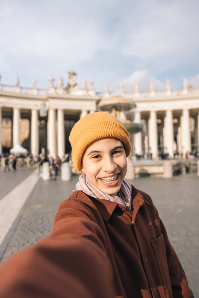 一个戴着黄色帽子的女孩微笑着自拍图片下载