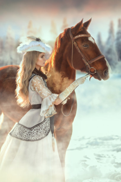 一个穿着古装的金发女孩在冬天的森林里牵着一匹马。艺术照片图片下载