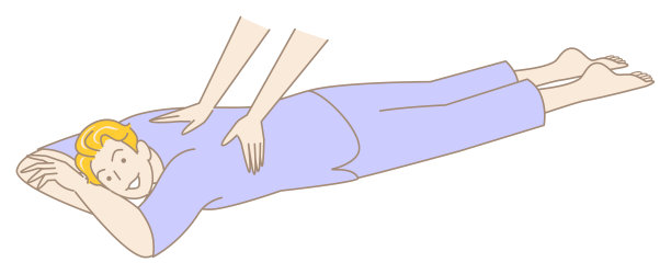 穿着按摩服的帅哥趴着接受按摩。简单插图矢量图片下载