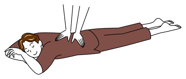 穿着按摩服的帅哥趴着接受按摩。简单插图矢量图片下载