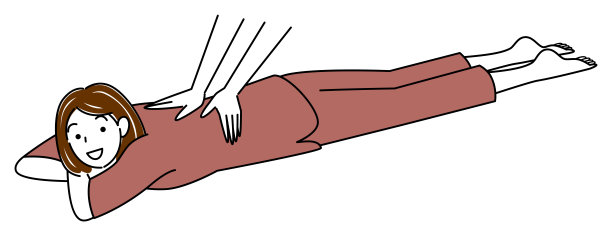 可爱的女士穿着按摩服躺在他的腹部接受按摩。简单插图矢量图片下载