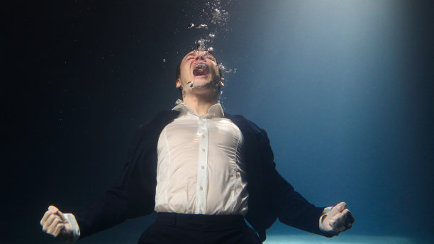 一个商人，一个西装革履的男人，在水下尖叫。图片下载