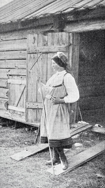 来自挪威南部的妇女，Sättersdal，站在农场入口处图片下载