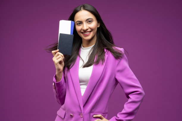 她的肖像她漂亮漂亮的穿着漂亮可爱的豪华漂亮的内容开朗的女孩手里拿着纸质文件登机牌离境孤立的紫色背景股票照片图片下载