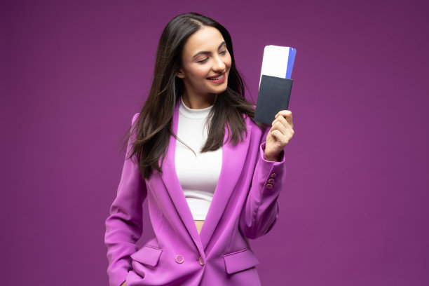 她的肖像她漂亮漂亮的穿着漂亮可爱的豪华漂亮的内容开朗的女孩手里拿着纸质文件登机牌离境孤立的紫色背景股票照片图片下载