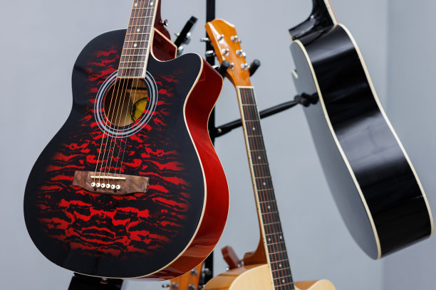 乐器店的架子上摆放着不同尺寸和颜色的原声吉他。图片下载