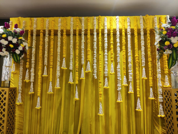 Haldi仪式装饰-黄色主题庆祝活动。图片下载