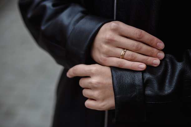 穿黑色皮夹克的女人图片下载