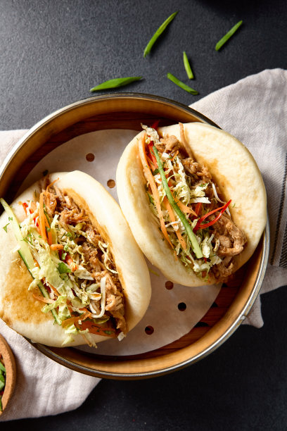 美味的包馍里塞满了猪肉和新鲜蔬菜，这张照片是在深色背景下拍摄的图片下载