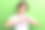 照片中可爱迷人的女士穿着polo t恤，胸前的手指上有爱心的象征，在绿色的背景上被隔离开来图片下载