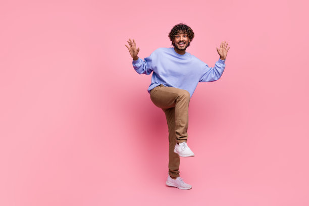 照片积极的无忧无虑的男人穿着蓝色时尚的衣服庆祝生日聚会空空间孤立在粉红色的背景图片下载