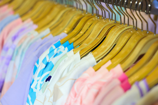 在一家服装店的衣架上，五颜六色的T恤，夏日的概念。图片下载