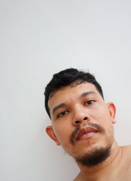 一幅亚洲年轻人的平脸肖像图片下载