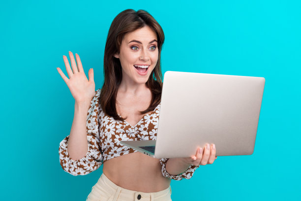 照片上闪亮友好的女人穿着印花上衣挥舞着手臂手掌说话的现代小玩意孤立的蓝绿色背景图片下载