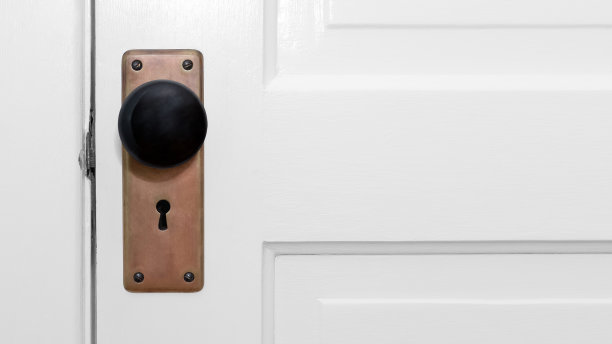 白色门上黑色门把手的特写照片图片下载