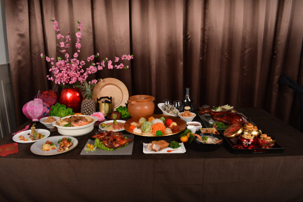 中国新年节日的亚洲美食有肉、菜、面、饼干和青铜色背景樱花灯装饰的鱼生老黑餐厅宴请清真餐饮菜单图片下载