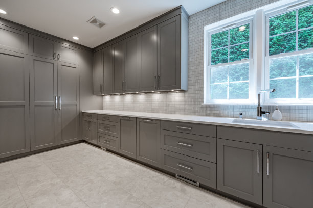 室内照片的豪华住宅家庭书房书房餐厅厨房客厅卧室浴室步入壁橱玻璃淋浴管家食品储藏室大钢琴台球桌和一个大壁炉。图片下载