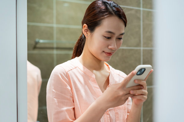 年轻的亚洲女人在浴室的照片图片下载