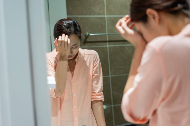年轻的亚洲女人在浴室的照片图片下载