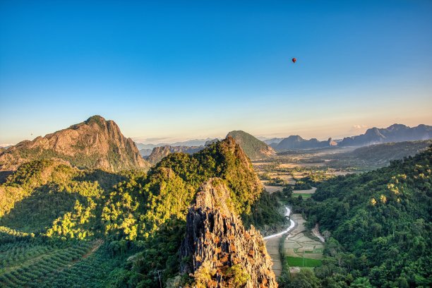 Poungkham, Vang Vieng Viewpoint的HDR图片。令人惊叹的山脉和日落风景。街道在山谷里，空中飘着气球。壁纸hdr图片下载