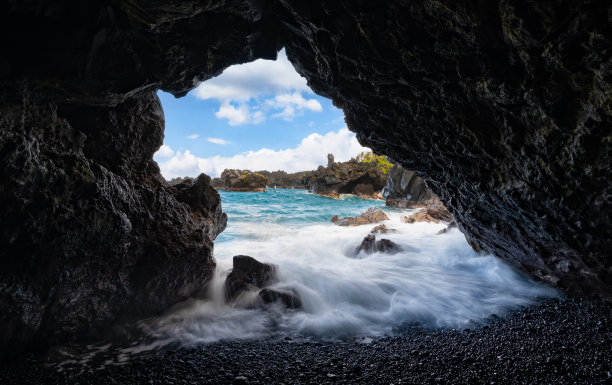 毛伊岛有大海的黑沙滩图片下载