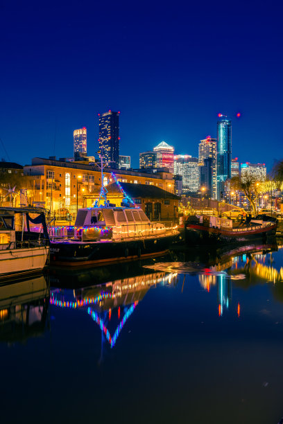 格陵兰码头码头，加拿大水，萨里码头，伦敦码头区的夜晚图片下载