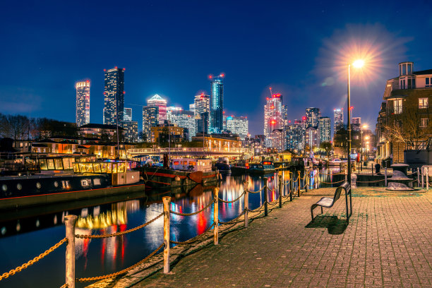 格陵兰码头码头，加拿大水，萨里码头，伦敦码头区的夜晚图片下载