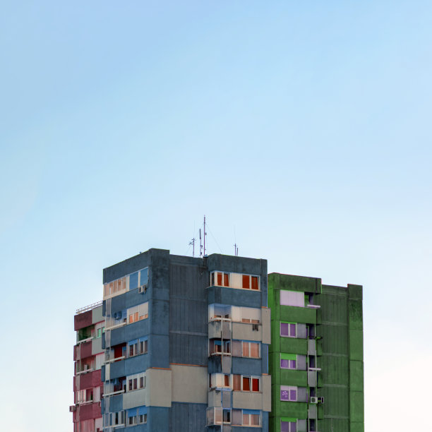 住宅野兽派建筑以蓝天复制空间为背景创意建筑理念。图片下载