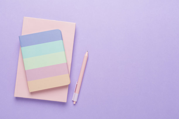 彩色背景文具笔记本，俯视图图片下载
