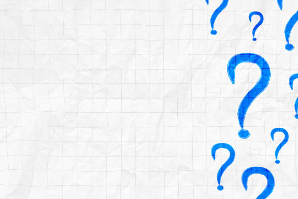 白色折痕皱巴巴的粗糙纸水平矢量背景，有折痕和淡灰色的格子图案，空的风化数学笔记本页面，一个大的奇数突出和几个小的蓝色问号标志图片下载