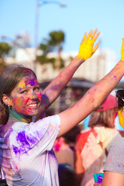 游客们成群结队地玩着鲜艳的彩色粉末，欢快地庆祝胡里节，营造出充满幸福和欢乐的节日气氛。图片下载
