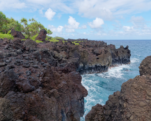 位于美国夏威夷毛伊岛的怀阿纳帕纳帕州立公园海岸线上黑色火山悬崖的特写照片图片下载