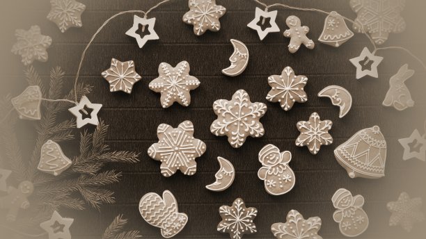 美味的姜饼黑色背景和天然松枝。前视图。锋利的焦点。深褐色的风格。复古的照片。装饰图案图片下载