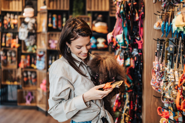 宠物店里有个带着贵宾犬的年轻女人图片下载