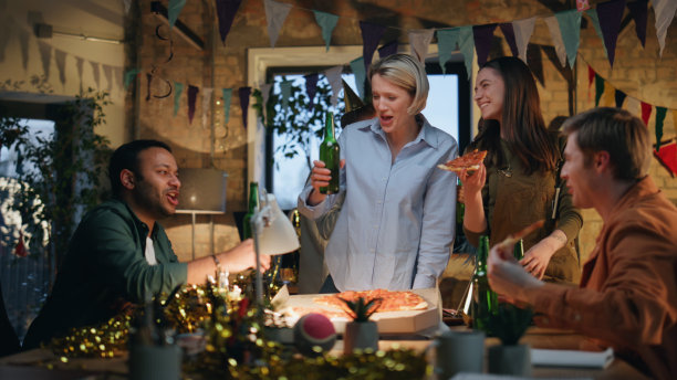 派对团队碰杯庆祝公司周年庆。同事喝图片下载